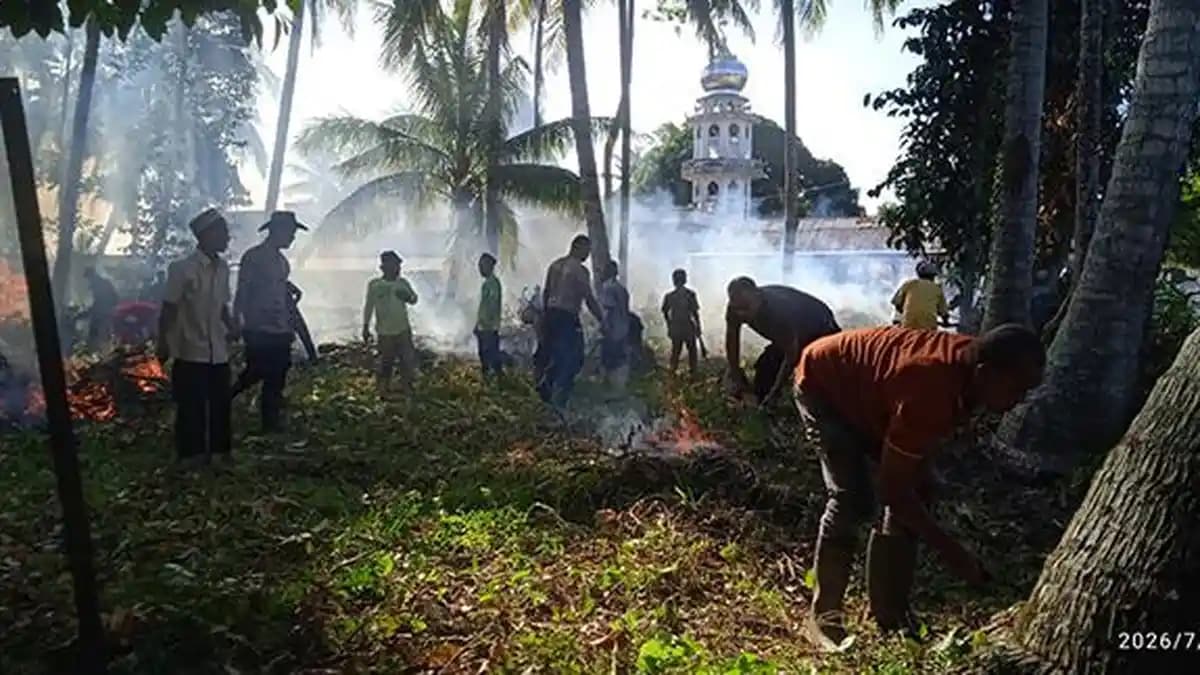 Polisi dan Warga Gotong Royong Bersihkan Lahan di Sekitar Masjid Muqarrabin